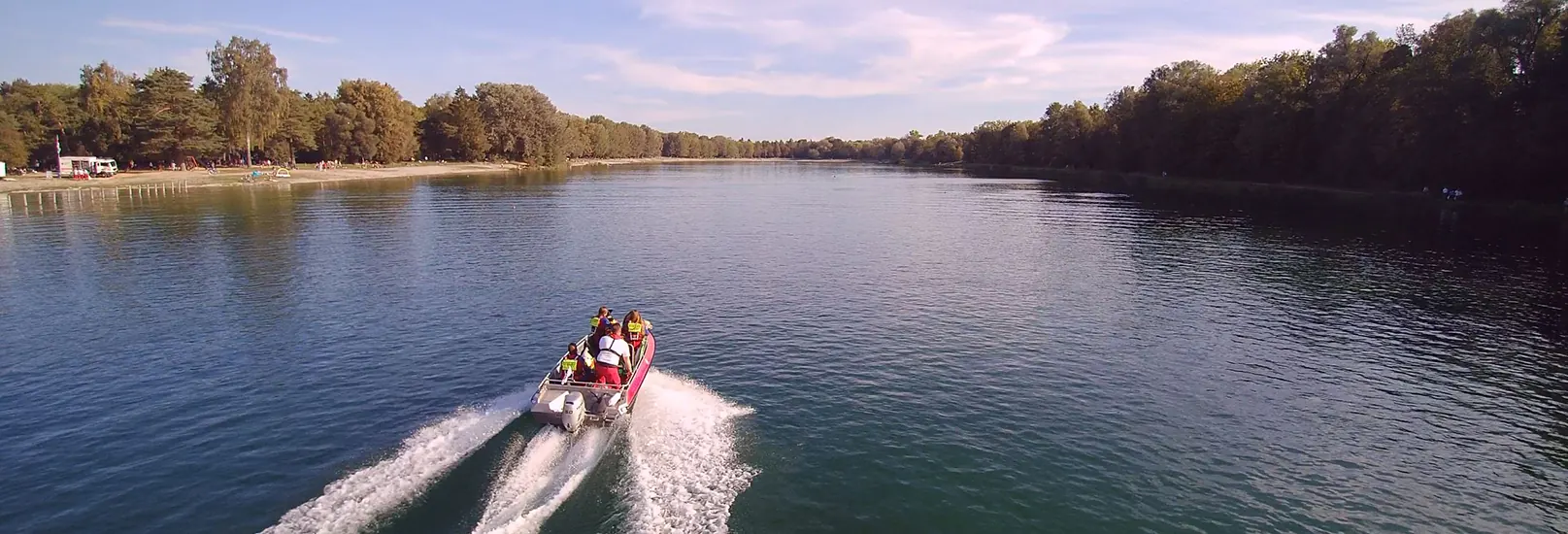 Motorrettungsboot der Wasserwacht auf dem Autobahnsee Augsburg